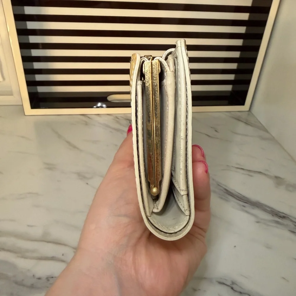 Louis Vuitton Cream Butter Yellow Monogram Vernis Kisslock Wallet - Picture 6 of 9